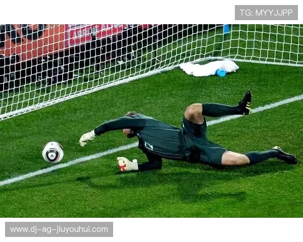 全面解析足球比赛中常见犯规类型与裁判判罚依据图解