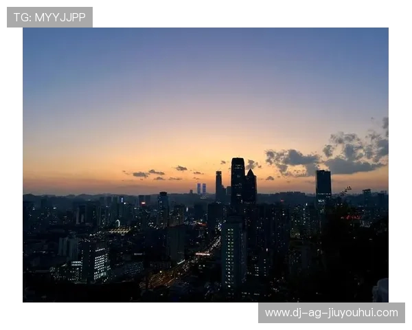 夕阳余晖下的绿茵场上，足球与梦想共舞，感受岁月的浪漫与激情